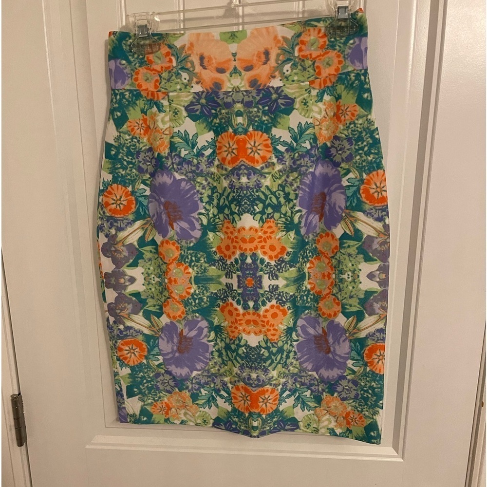 Silky Antonio Melani floral pencil skirt great pre-owned condition‎ rich colors